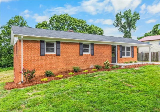 Photo 3 of Sale Pending at 220 Kerner Knls Dr, Kernersville, NC 27284 | MLS# 1228502 | Listing updated on 2026-09-09
