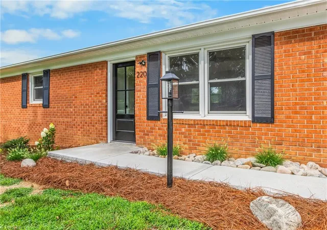 Photo 4 of Sale Pending at 220 Kerner Knls Dr, Kernersville, NC 27284 | MLS# 1228502 | Listing updated on 2026-09-09