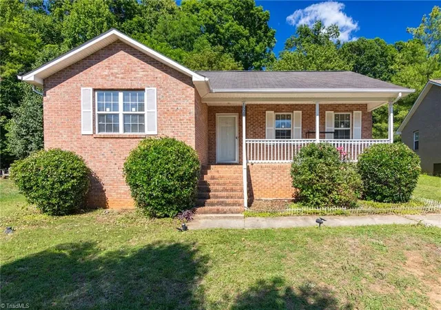 Homes for sale in High Point, NC | 1528 Ambridge Ct, High Point, NC 27265 | MLS# 1223674