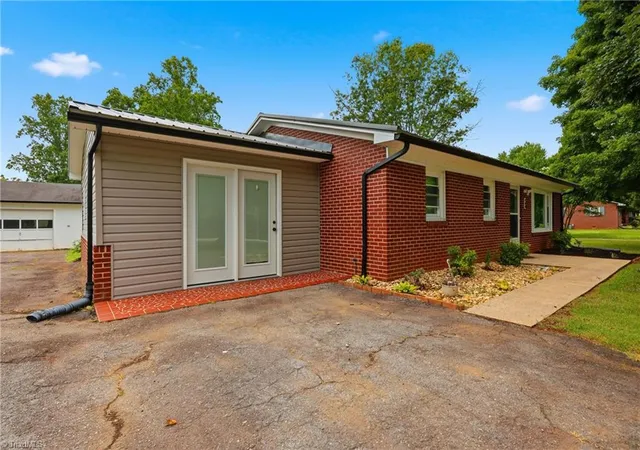 Homes for sale in North Wilkesboro, NC | 400 John Mcgrady Rd, North Wilkesboro, NC 28659 | MLS# 1227097