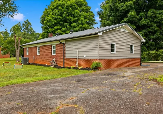 Homes for sale in North Wilkesboro, NC | 400 John Mcgrady Rd, North Wilkesboro, NC 28659 | MLS# 1227097