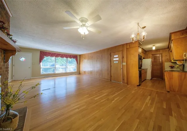 Photo 3 of Single family home for sale at 221 Westwood Ave, Thomasville, NC 27360 | MLS# 1233596 | Listing updated on 2026-09-18