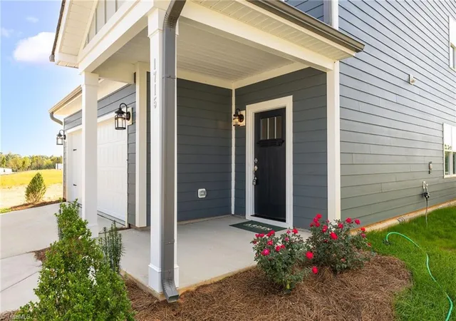 Photo 3 of Single family home for sale at 1715 Creekline Dr, Kernersville, NC 27284 | MLS# 1208087 | Listing updated on 2026-09-18