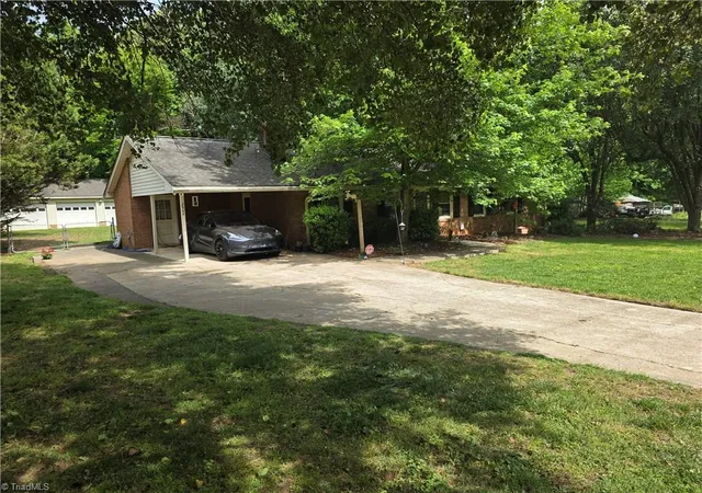 Homes for sale in Pfafftown, NC | 2945 Kecoughtan Rd, Pfafftown, NC 27040 | MLS# 1218281