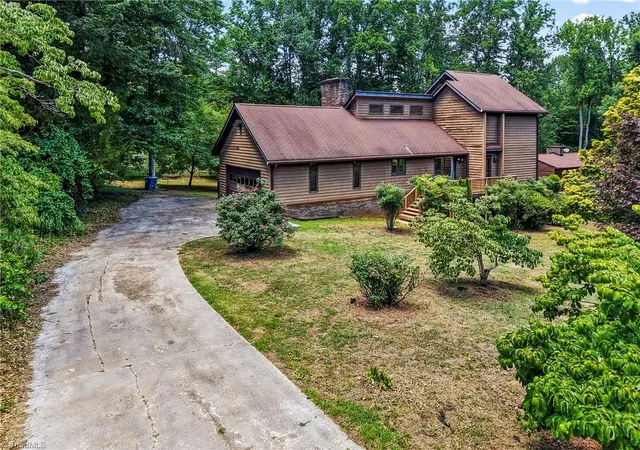 3rd image of 512 Forest Ln, Yadkinville, NC 27055 | MLS# 1225265