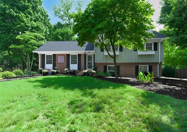 3rd image of 1014 Onslow Dr, Greensboro, NC 27408 | MLS# 1226449