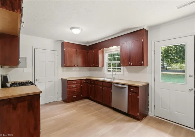 Photo 4 of Single family home for sale at 4105 Deer Trak Ct, Winston Salem, NC 27127 | MLS# 1227263 | Listing updated on 2026-10-03