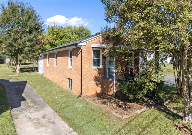 Homes for sale in Winston Salem, NC | 3734 Carver School Rd, Winston Salem, NC 27105 | MLS# 1197823