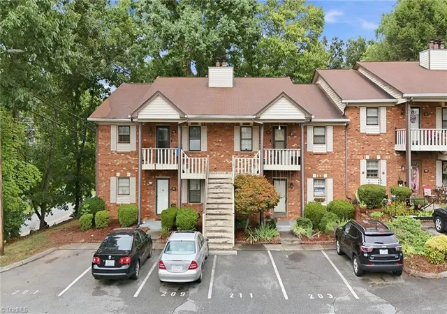 Photo 4 of Single family home for sale at 203 Olde Vineyard Ct, Winston Salem, NC 27104 | MLS# 1228658 | Listing updated on 2026-07-24