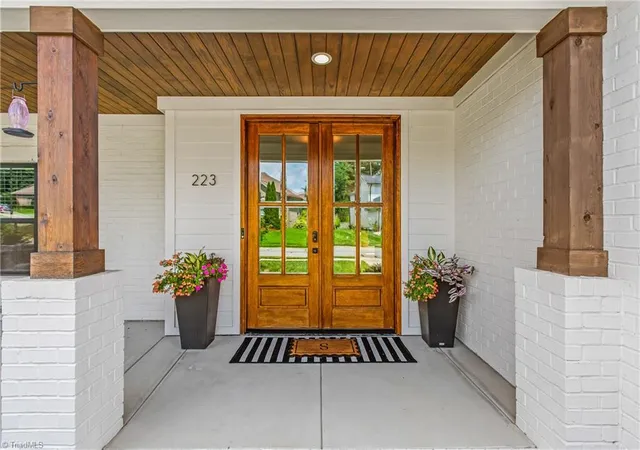 Photo 3 of Sale Pending at 223 Fearrington Dr, Kernersville, NC 27284 | MLS# 1229244 | Listing updated on 2026-09-16