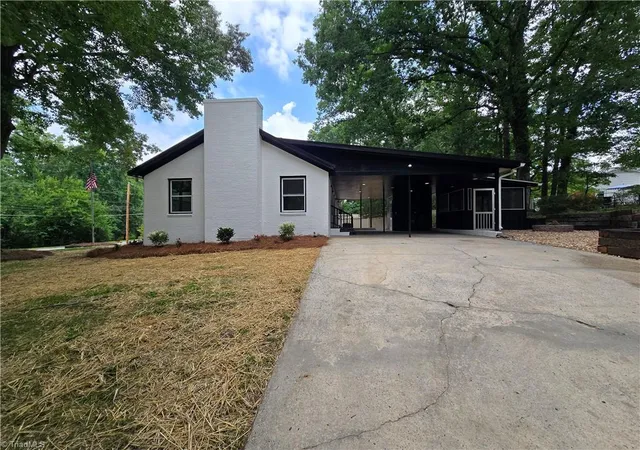 3rd image of 701 Willowmoore Ave, Thomasville, NC 27360 | MLS# 1226102