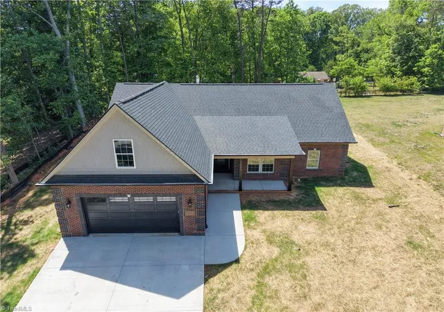 3rd image of 1004 Phineas Dr, Kernersville, NC 27284 | MLS# 1218097