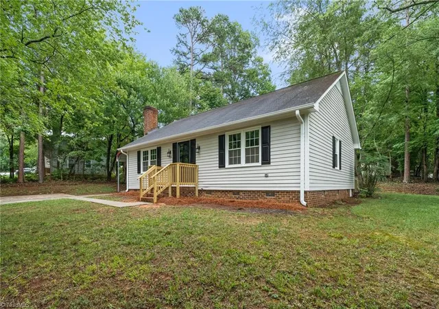 Photo 3 of Sale Pending at 1500 Pebblebrook Rd, Winston Salem, NC 27105 | MLS# 1229854 | Listing updated on 2026-09-08