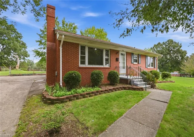 2nd image of 512 Hale Ct, Burlington, NC 27217 | MLS# 1231600