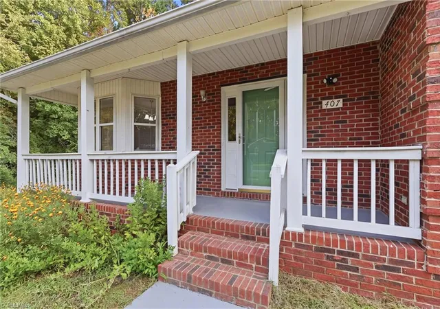 Photo 3 of Single family home for sale at 407 Lassiter Dr, High Point, NC 27265 | MLS# 1231424 | Listing updated on 2026-09-14