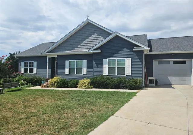 Photo 1 of Single family home for sale at 180 Oakshire Ct, Mocksville, NC 27028 | MLS# 1233367 | Listing updated on 2026-09-15