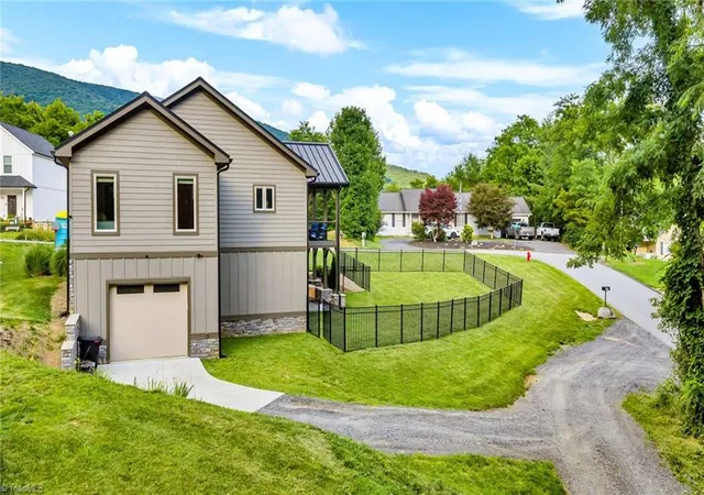 Photo 5 of Single family home for sale at 806 Hillcrest Ave, West Jefferson, NC 28694 | MLS# 1231436 | Listing updated on 2026-08-27
