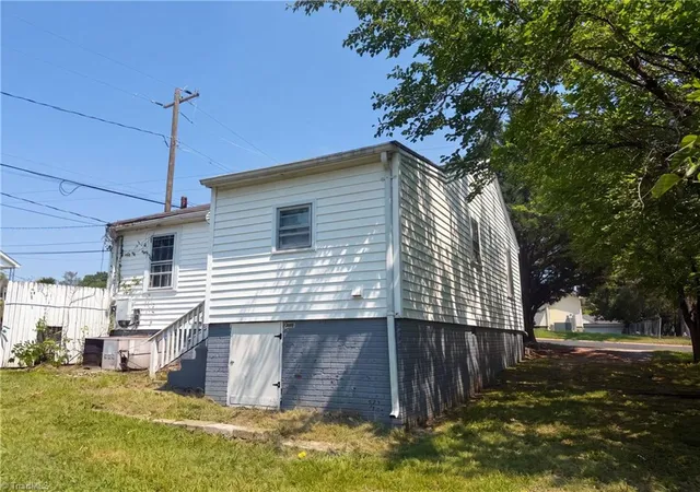 Photo 4 of Single family home for sale at 920 Elm St, Burlington, NC 27217 | MLS# 1228389 | Listing updated on 2026-09-19