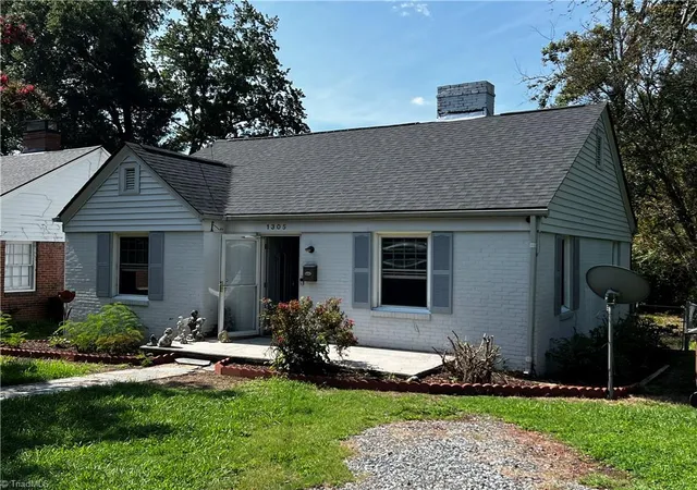 Photo 3 of Single family home for sale at 1305 Winstead Pl, Greensboro, NC 27408 | MLS# 1233298 | Listing updated on 2026-08-30