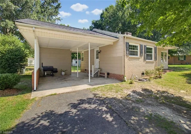 3rd image of 297 Pleasant Grove Church Rd, Thomasville, NC 27360 | MLS# 1226600