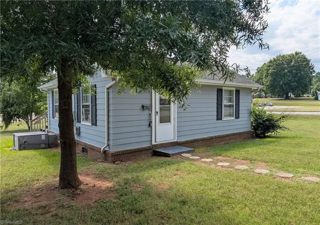 Photo 3 of Single family home for sale at 905 W Jefferson St, Mayodan, NC 27027 | MLS# 1231110 | Listing updated on 2026-08-13