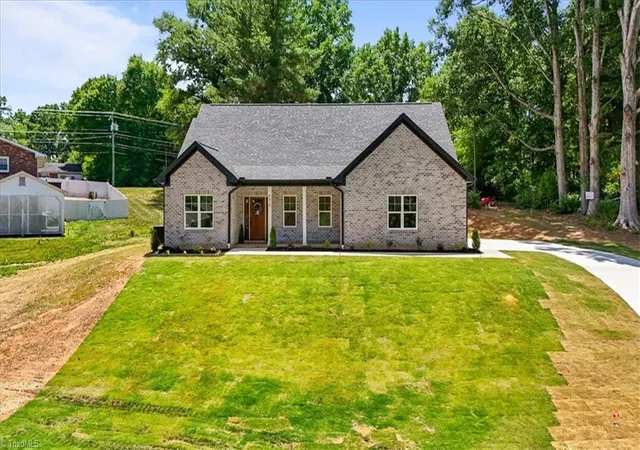 Photo 2 of Single family home for sale at 2410 Sedalia Dr, Clemmons, NC 27012 | MLS# 1218521 | Listing updated on 2026-09-17