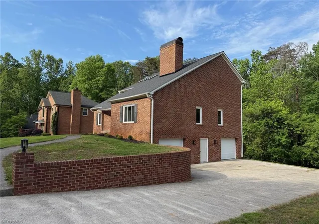 3rd image of 2528 Treetop Ln, Winston Salem, NC 27101 | MLS# 1213992