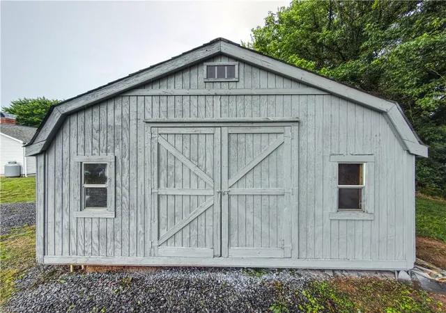 Homes for sale in Pilot Mountain, NC | 3084 Old Us Hwy 52 S, Pilot Mountain, NC 27041 | MLS# 1224225