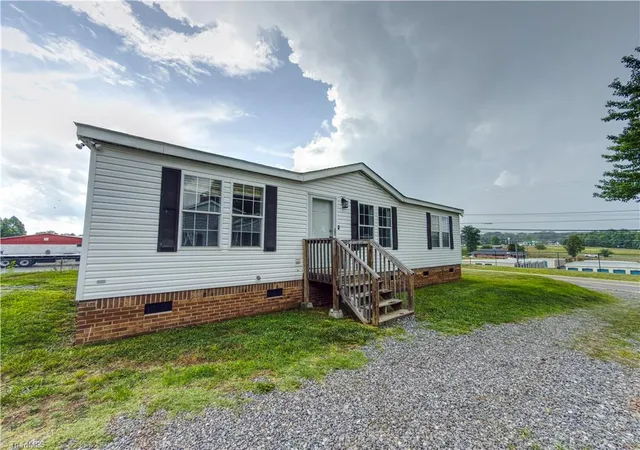 Homes for sale in Pilot Mountain, NC | 3084 Old Us Hwy 52 S, Pilot Mountain, NC 27041 | MLS# 1224225