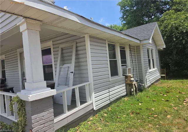 Photo 4 of Single family home for sale at 409 Pine St, Greensboro, NC 27401 | MLS# 1233799 | Listing updated on 2026-08-31