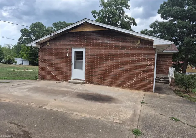 Photo 3 of Single family home for sale at 3150 Wentworth St, Reidsville, NC 27320 | MLS# 1227465 | Listing updated on 2026-08-27