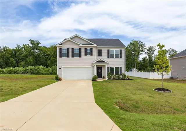 Photo 2 of Single family home for sale at 174 Culloden Dr, Mocksville, NC 27028 | MLS# 1228457 | Listing updated on 2026-09-16
