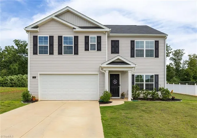 Photo 3 of Single family home for sale at 174 Culloden Dr, Mocksville, NC 27028 | MLS# 1228457 | Listing updated on 2026-09-16