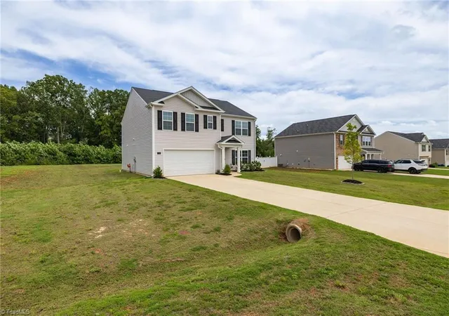 Photo 3 of Single family home for sale at 174 Culloden Dr, Mocksville, NC 27028 | MLS# 1228457 | Listing updated on 2026-09-16