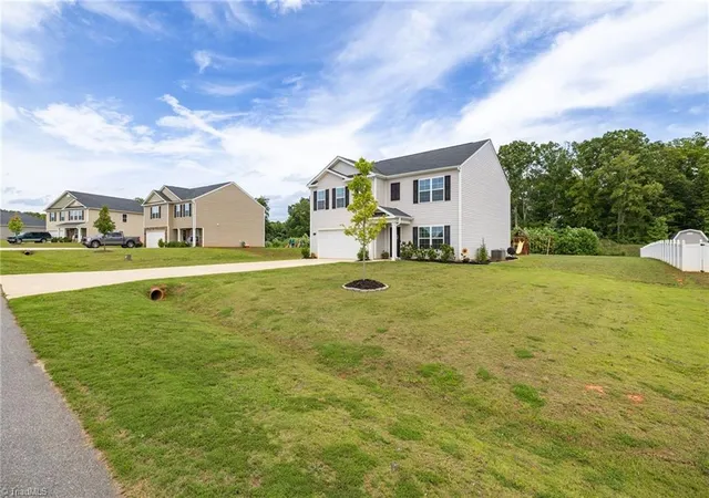 Photo 4 of Single family home for sale at 174 Culloden Dr, Mocksville, NC 27028 | MLS# 1228457 | Listing updated on 2026-09-16