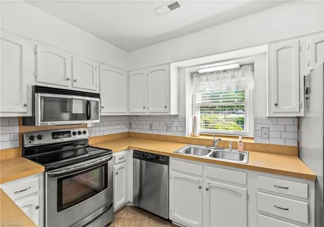 Photo 4 of Single family home for sale at 1216 Watermark Ct, High Point, NC 27265 | MLS# 1230029 | Listing updated on 2026-08-31
