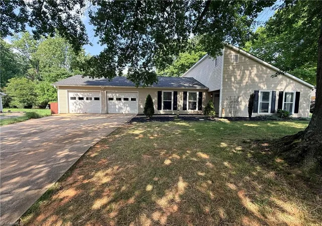 Photo 2 of Single family home for sale at 471 Raven Ridge Dr, Kernersville, NC 27284 | MLS# 1228070 | Listing updated on 2026-09-19