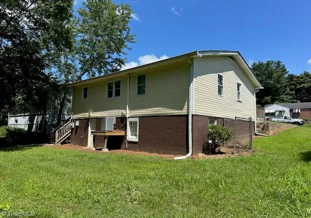 Photo 2 of Single family home for sale at 558 Kinard Dr, Winston Salem, NC 27101 | MLS# 1233151 | Listing updated on 2026-08-24