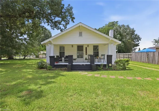 Photo 3 of Sale Pending at 106 Crestwood Cir, High Point, NC 27260 | MLS# 1230553 | Listing updated on 2026-09-12