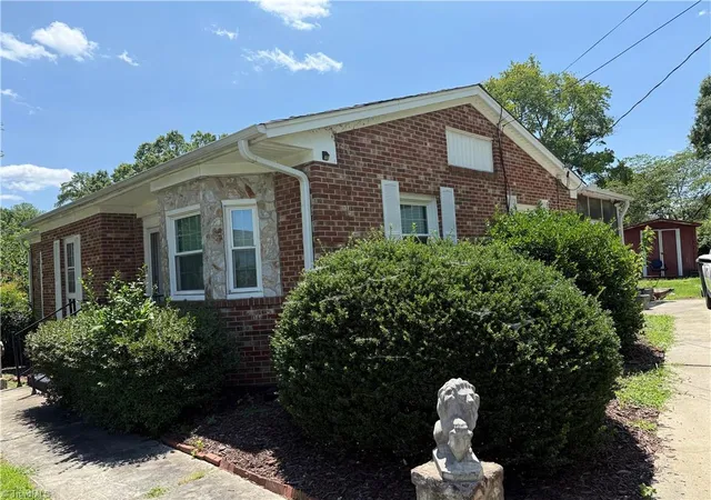 Photo 2 of Sale Pending at 2201 Woodberry Dr, Greensboro, NC 27403 | MLS# 1229937 | Listing updated on 2026-08-10