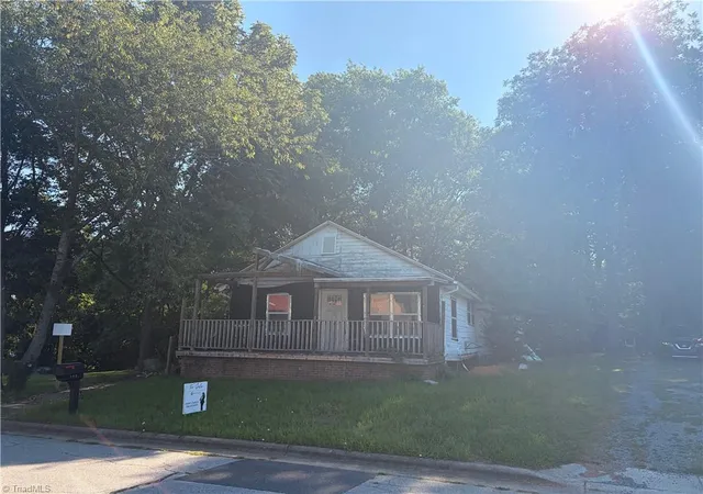 Photo 3 of Single family home for sale at 105 Cherry St, Reidsville, NC 27320 | MLS# 1229691 | Listing updated on 2026-09-09