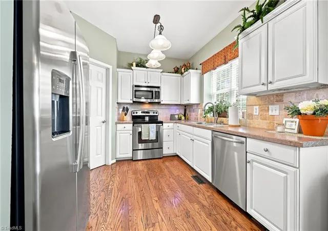 Photo 4 of Single family home for sale at 4020 Maid Marion Ct, Jamestown, NC 27282 | MLS# 1228371 | Listing updated on 2026-09-17