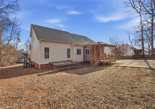 Photo 4 of Sale Pending at 4336 Clovelly Dr, Greensboro, NC 27406 | MLS# 1211891 | Listing updated on 2026-09-19