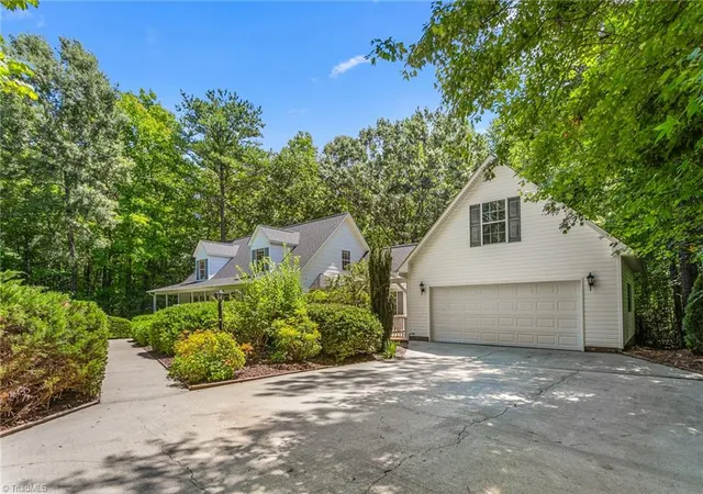 Photo 3 of Single family home for sale at 3005 Bramblewood Dr, Mebane, NC 27302 | MLS# 1233868 | Listing updated on 2026-09-14