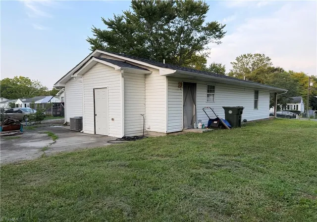 Photo 3 of Single family home for sale at 302 Goforth Dr, Thomasville, NC 27360 | MLS# 1231640 | Listing updated on 2026-08-20