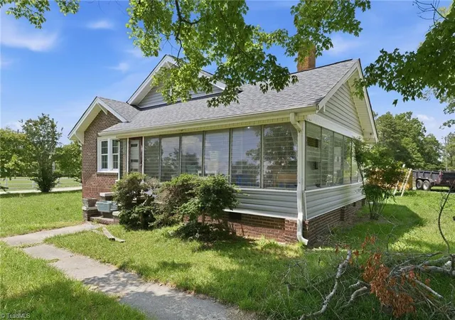 3rd image of 5853 Riverdale Dr, Jamestown, NC 27282 | MLS# 1226710