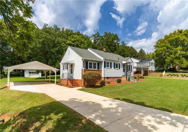 Photo 2 of Single family home for sale at 625 N Elm St, Asheboro, NC 27203 | MLS# 1233703 | Listing updated on 2026-10-06