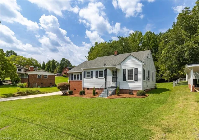 Photo 3 of Single family home for sale at 625 N Elm St, Asheboro, NC 27203 | MLS# 1233703 | Listing updated on 2026-10-06