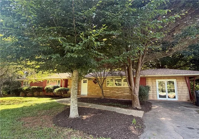 Photo 1 of Single family home for sale at 208 Harris Ave, Elkin, NC 28621 | MLS# 1233961 | Listing updated on 2026-09-02