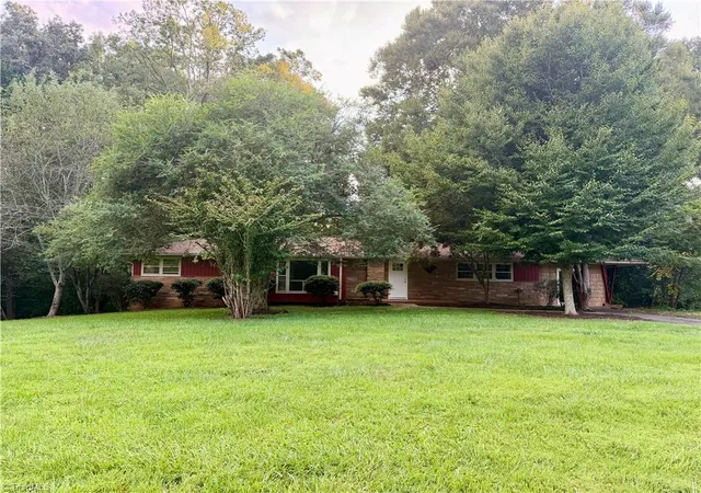 Photo 3 of Single family home for sale at 208 Harris Ave, Elkin, NC 28621 | MLS# 1233961 | Listing updated on 2026-09-02